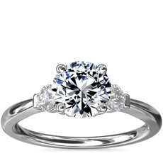 14k 白金小巧三石鑽石訂婚戒指
